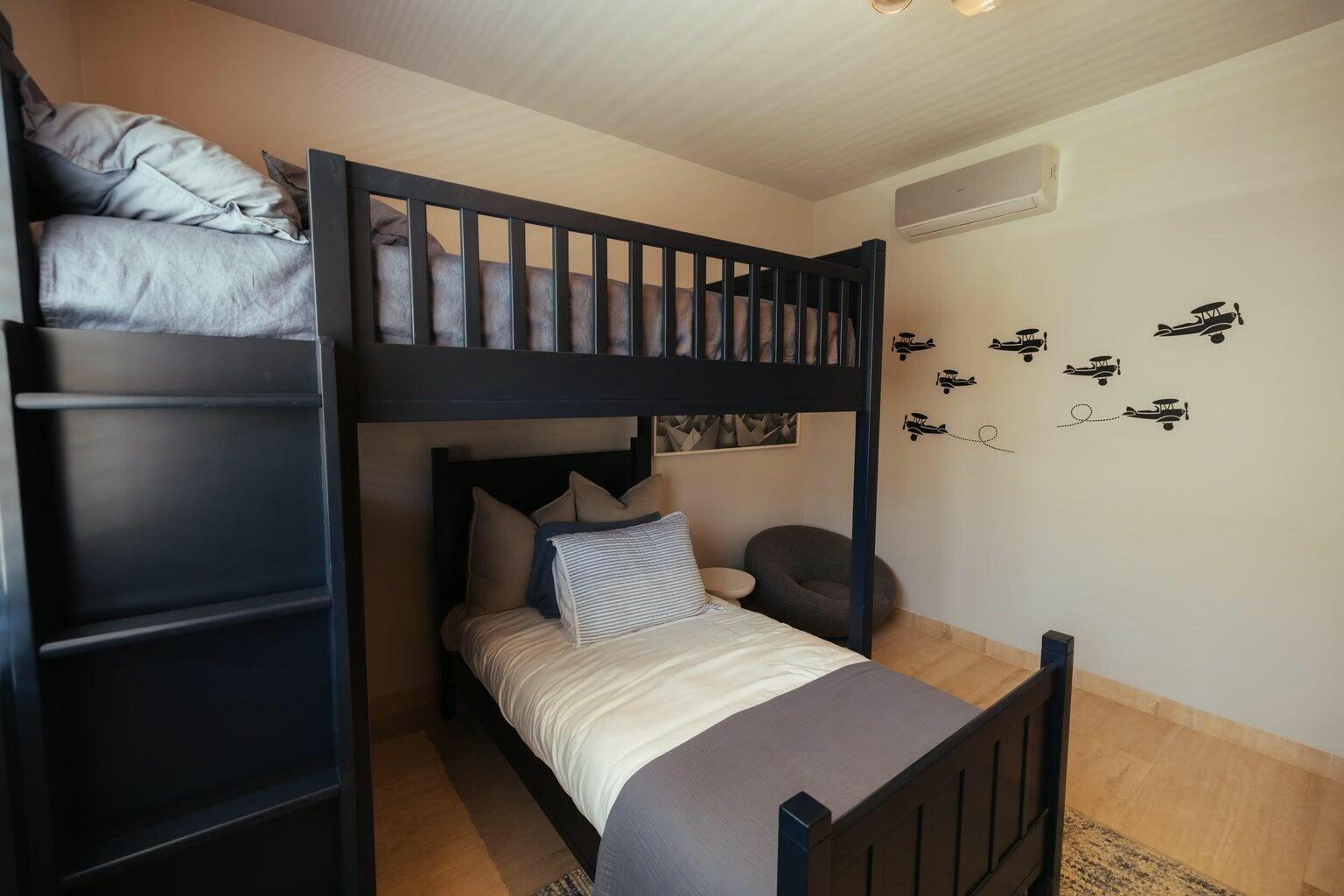 MLS #25-1952 image #33