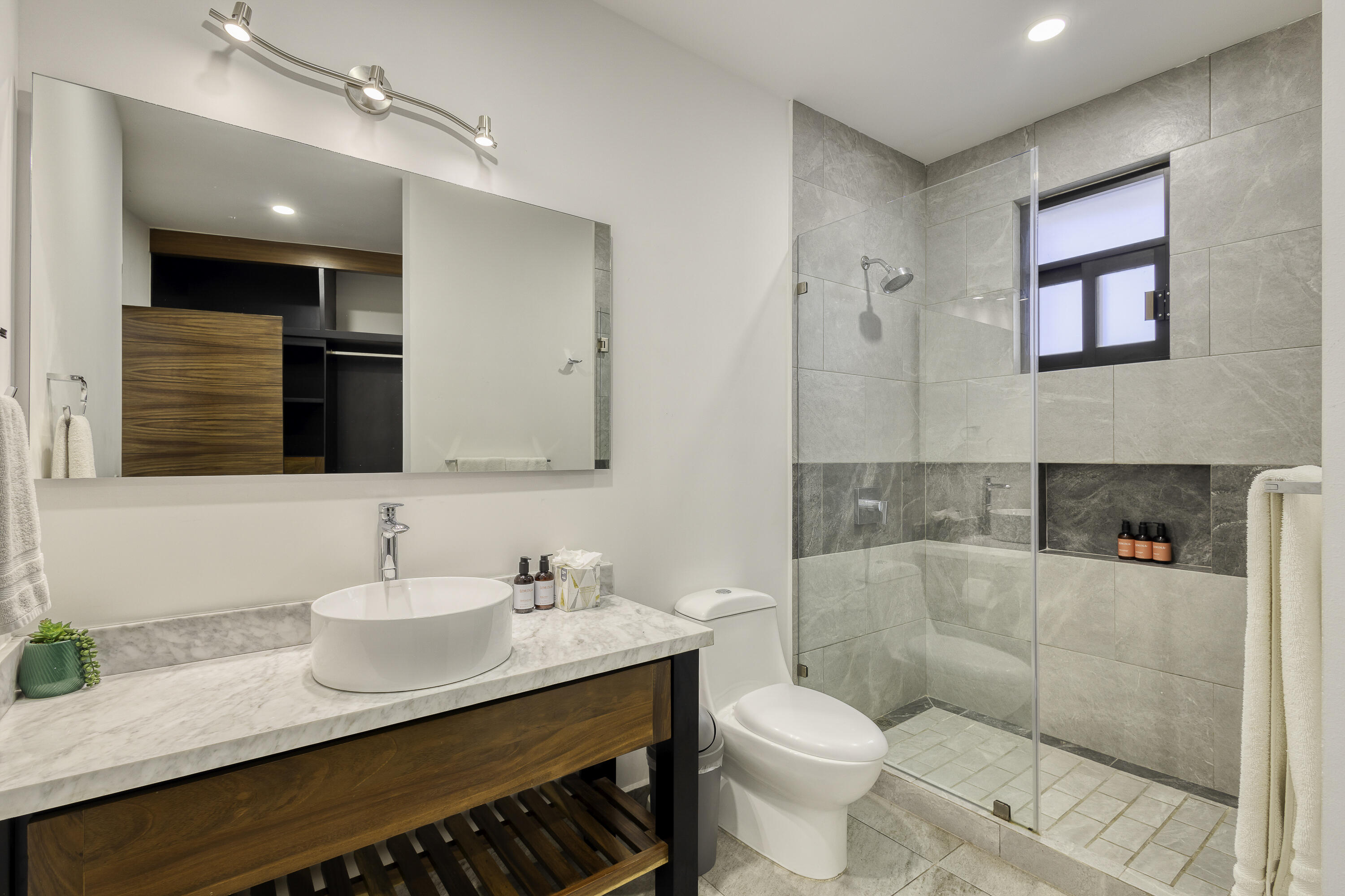 MLS #25-990 image #10