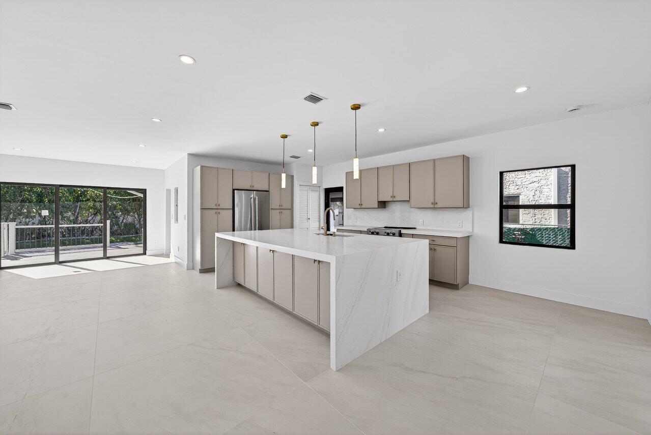 MLS #R11155575 image #12