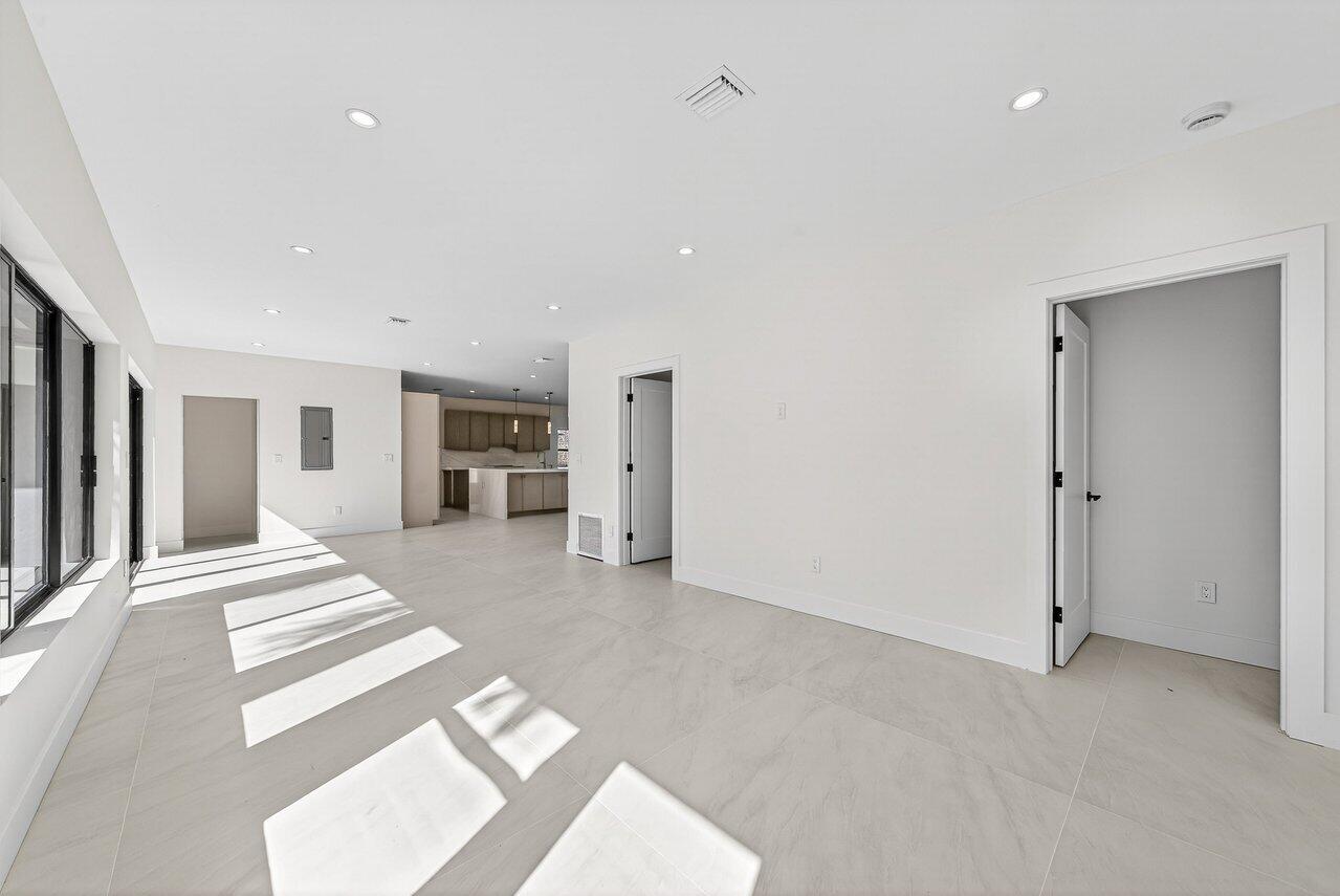 MLS #R11155575 image #17