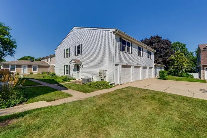 701 spruce Court #4 Vernon Hills IL 60061 MLS #MRD12504453 30 broker reciprocity
