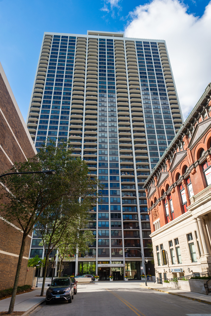 4935 W Washington Boulevard #2 Chicago IL 60644 MLS #MRD12498587 50 broker reciprocity