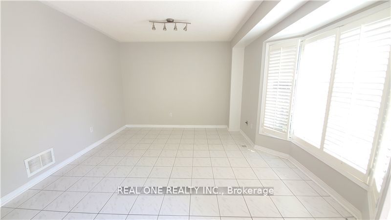 MLS #W12376082 image #6