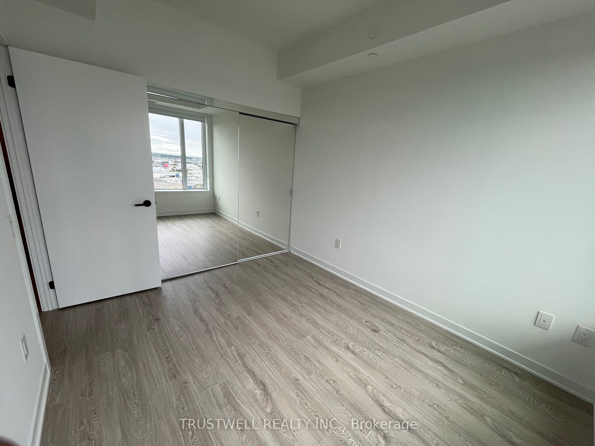 MLS #W12381656 image #4