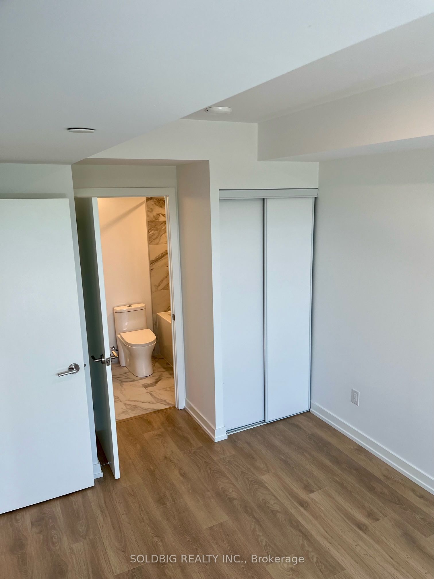 MLS #W12387199 image #10