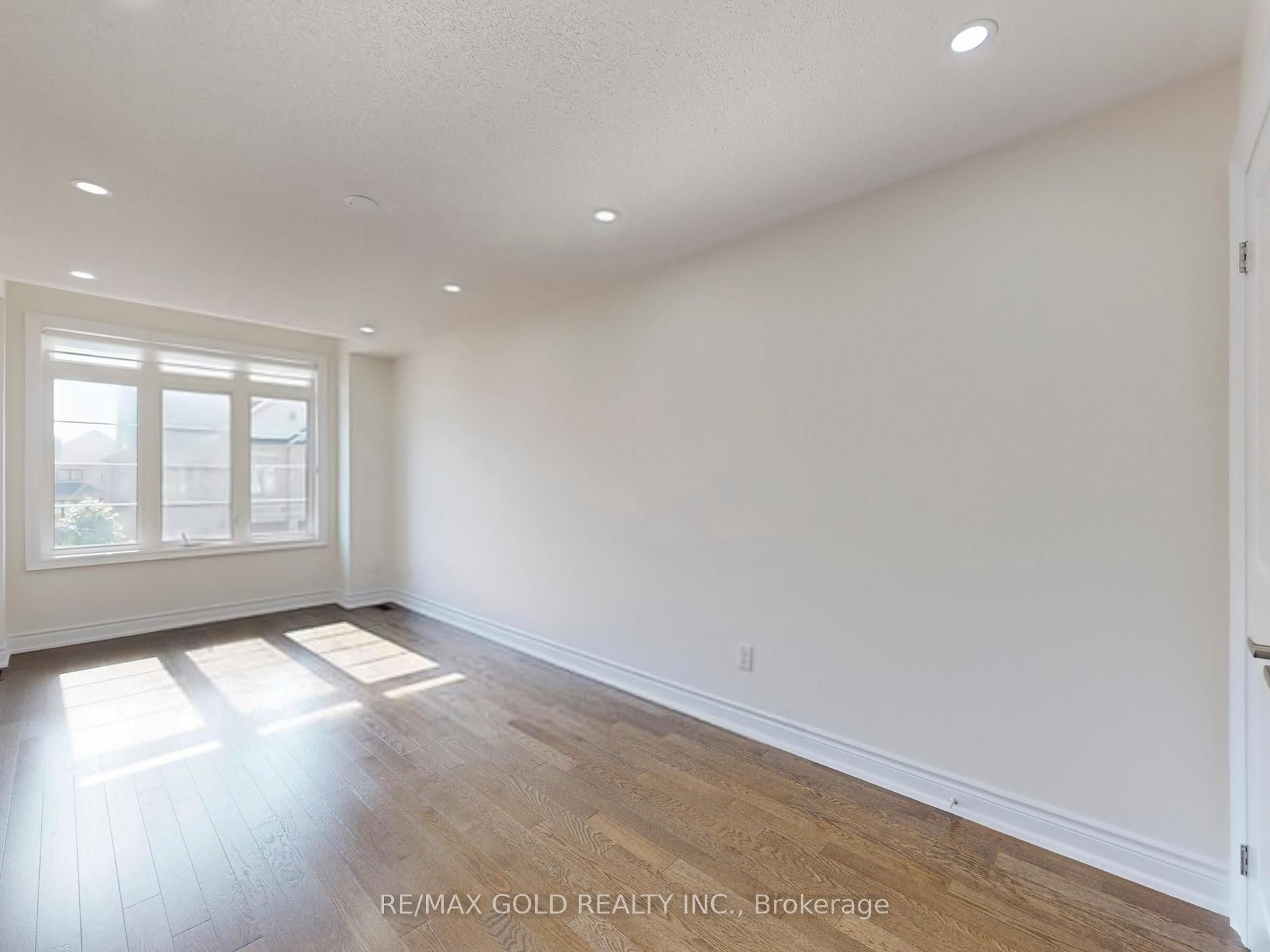 MLS #W12400291 image #27