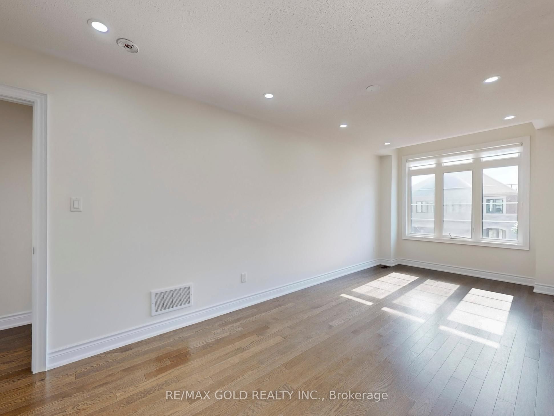 MLS #W12400291 image #28