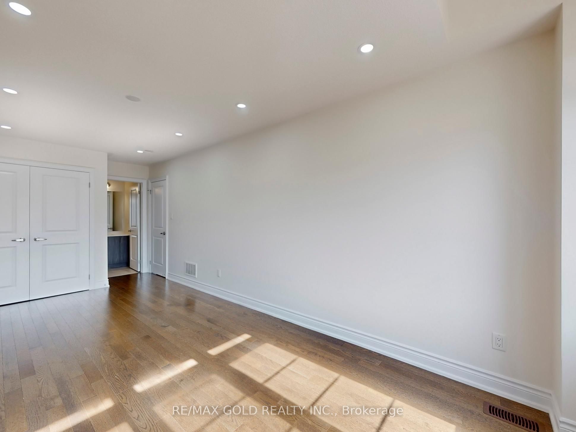 MLS #W12400291 image #29