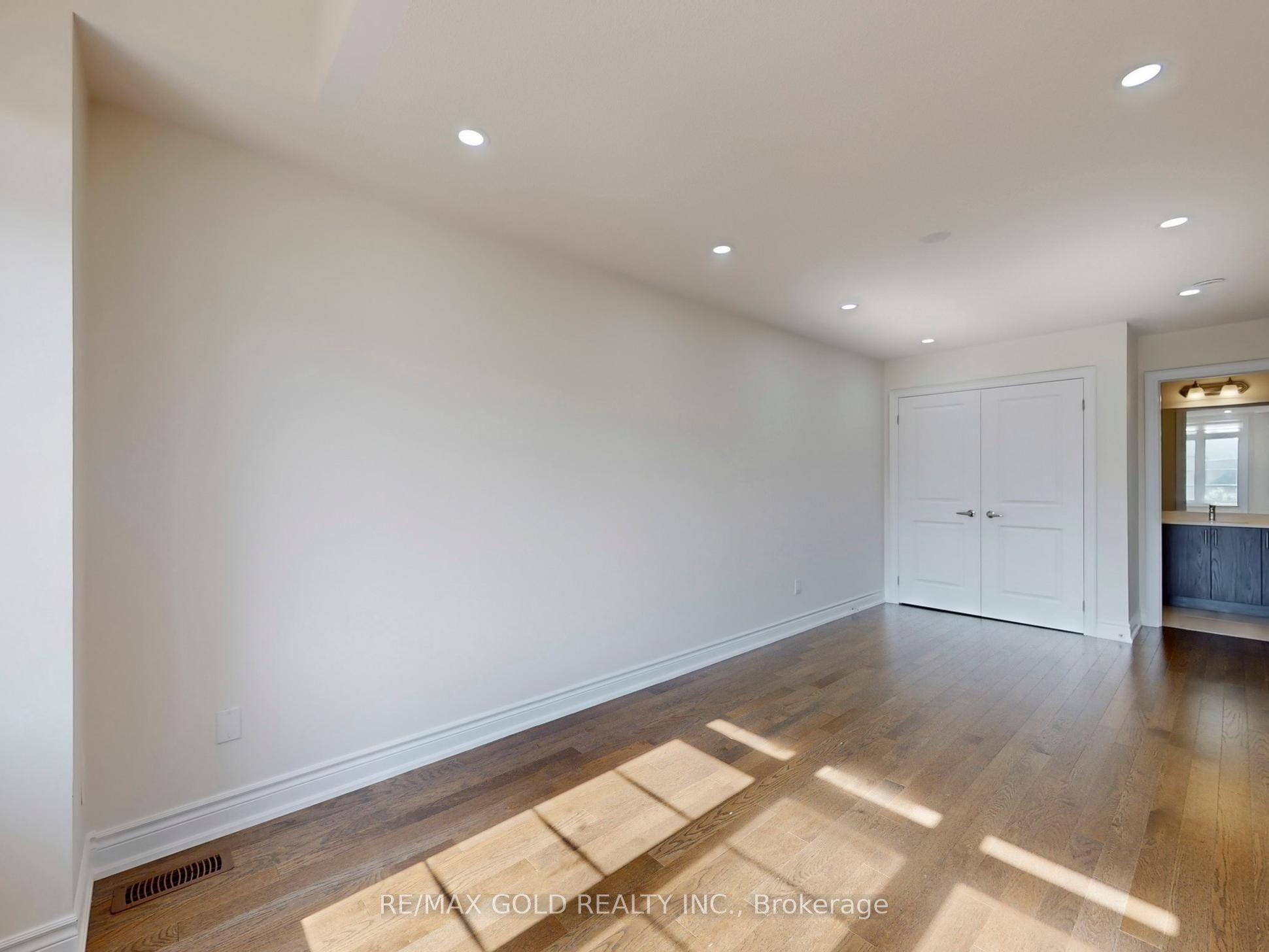 MLS #W12400291 image #30