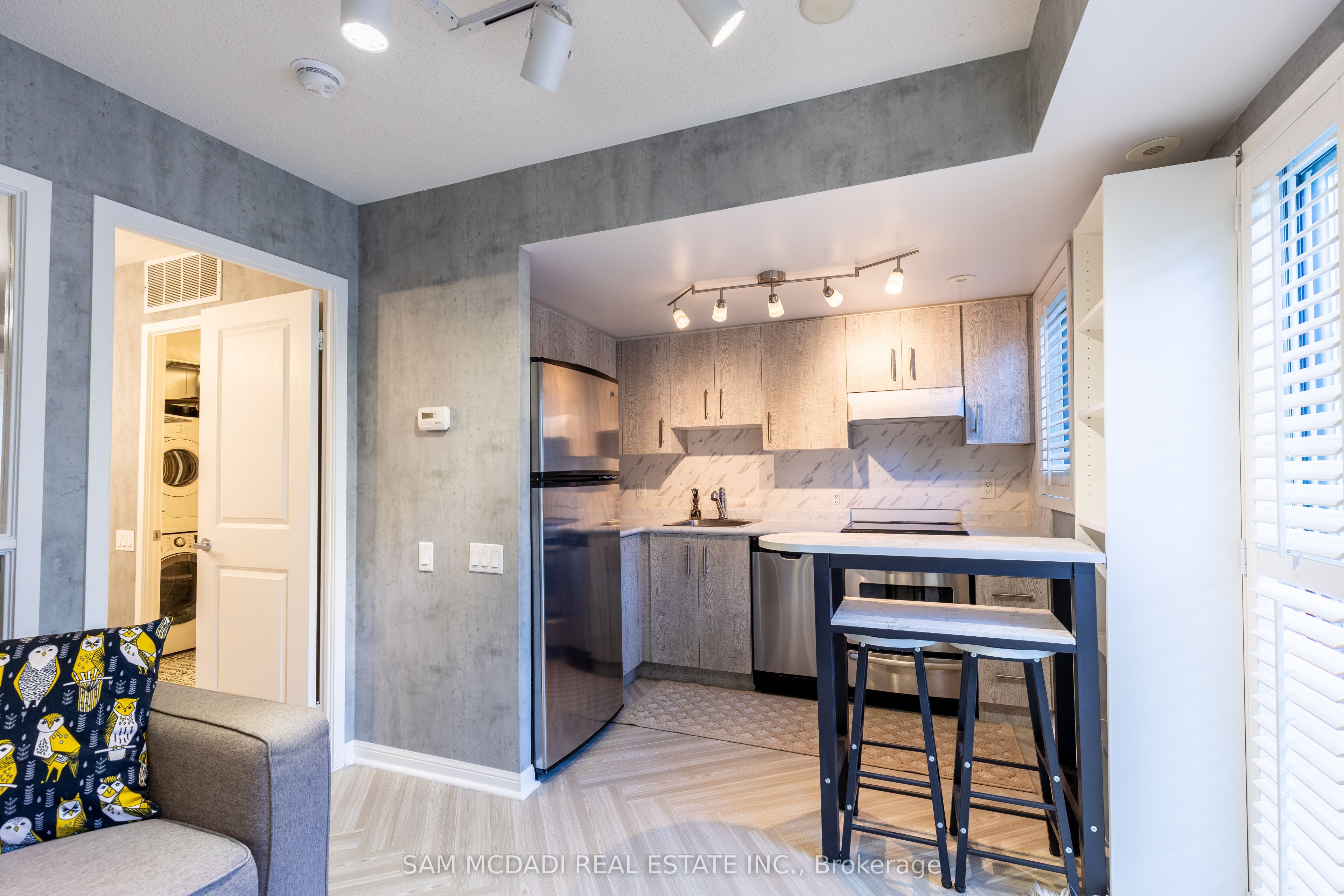 MLS #W12402337 image #1