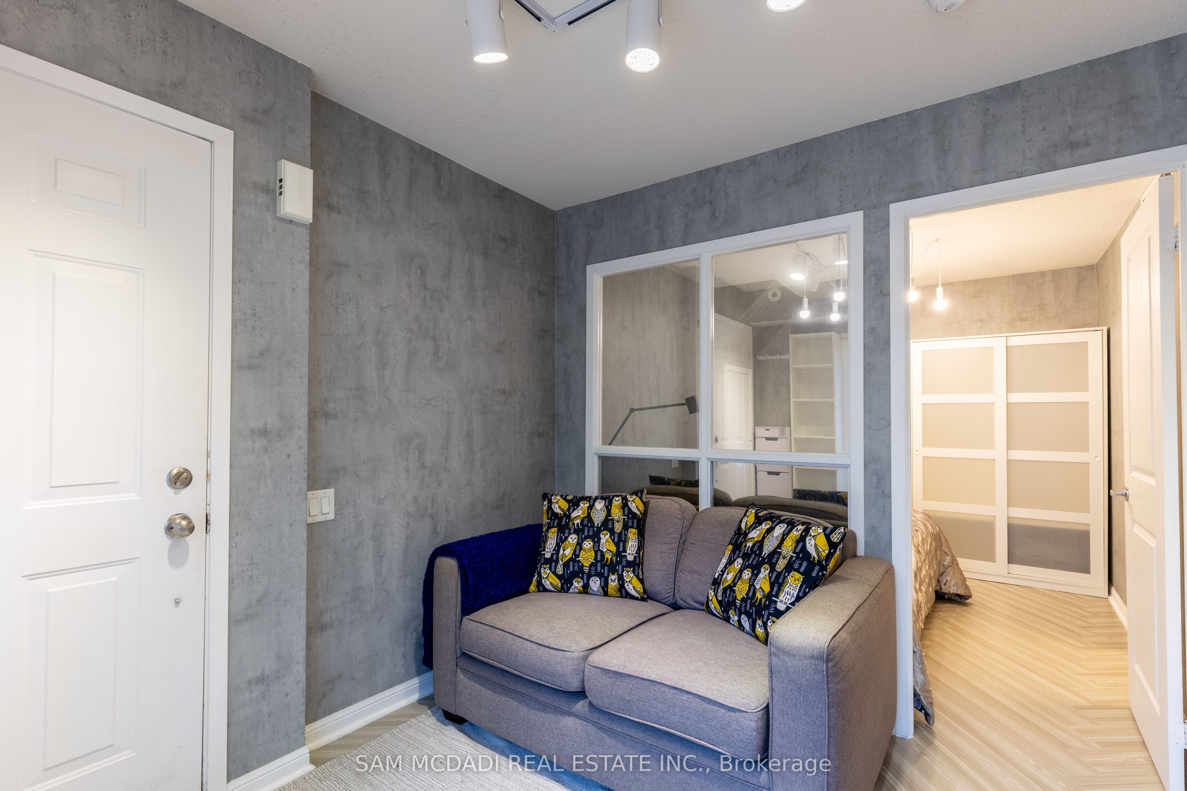 MLS #W12402337 image #2